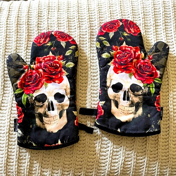 🌹Skulls & Roses Red Black Moody Cotton Printed Halloween Kitchen Oven Mitts🌹 - Picture 8 of 15